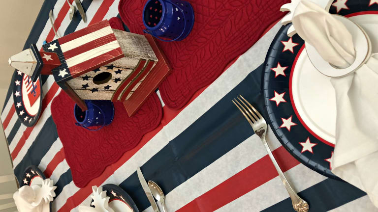 Easy Fourth Of July Tablescape Ideas - Momtrends