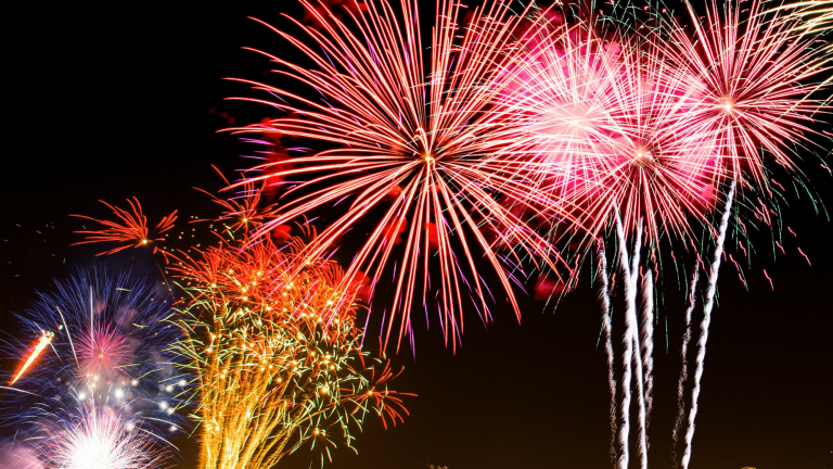 How to Take a Beautiful Fireworks Photo - MomTrends