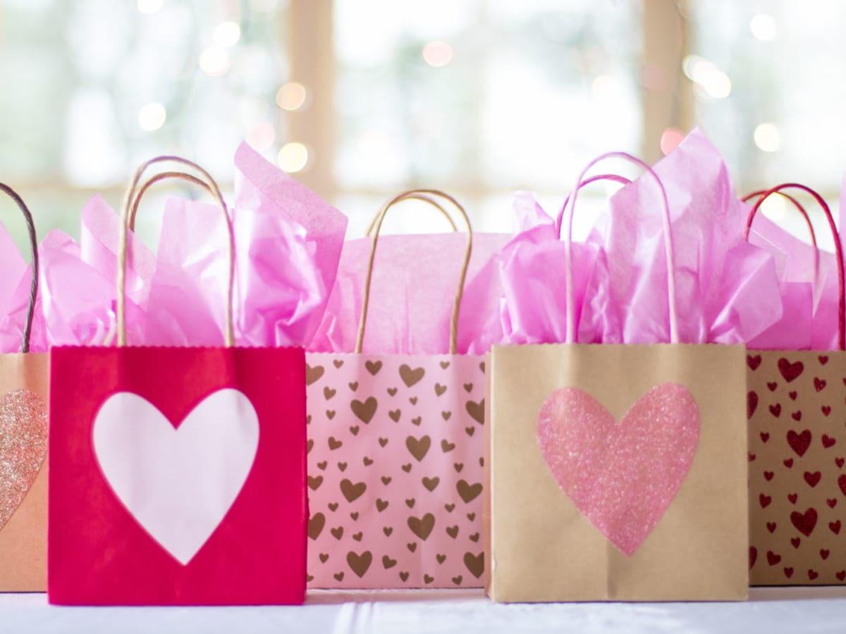 https://www.momtrends.com/.image/ar_4:3%2Cc_fill%2Ccs_srgb%2Cfl_progressive%2Cq_auto:good%2Cw_1200/MTk1NzQzMzc0MjI4MDcyMDg0/valentines-day-gifts-for-skiers.jpg