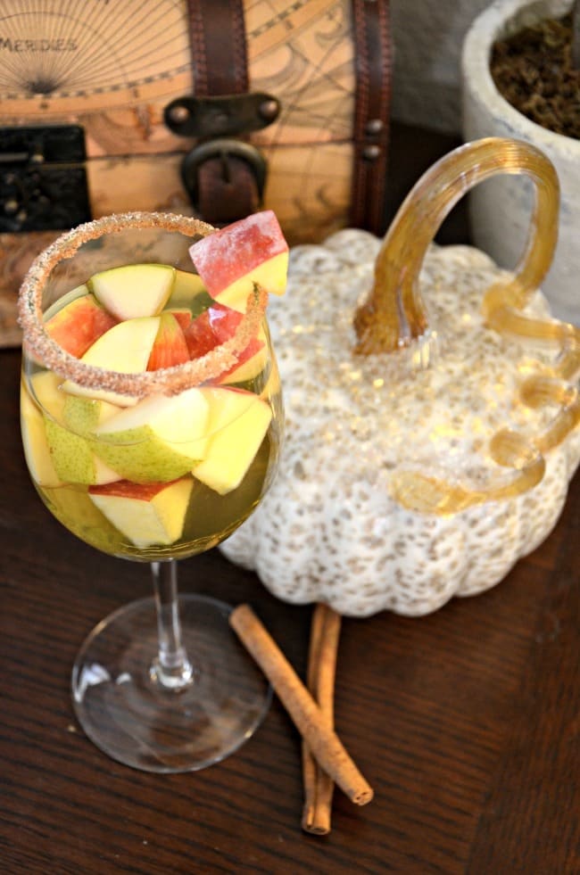 Saturday Sips: Apple Pie Sangria for Autumn - MomTrends