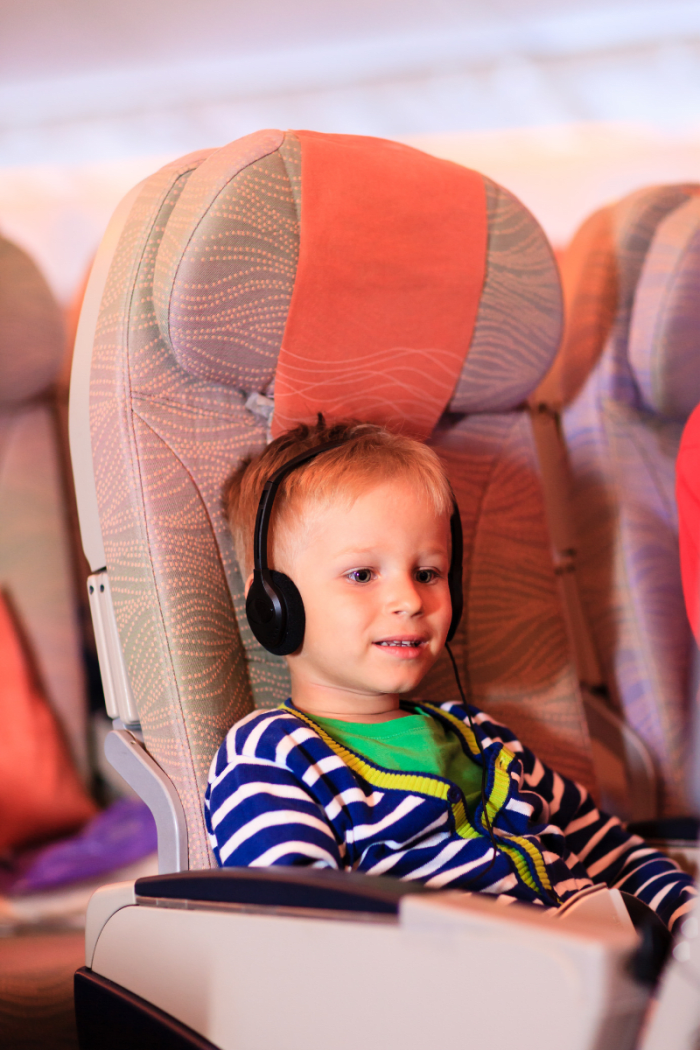 top-tips-to-keep-kids-entertained-on-flights-momtrends