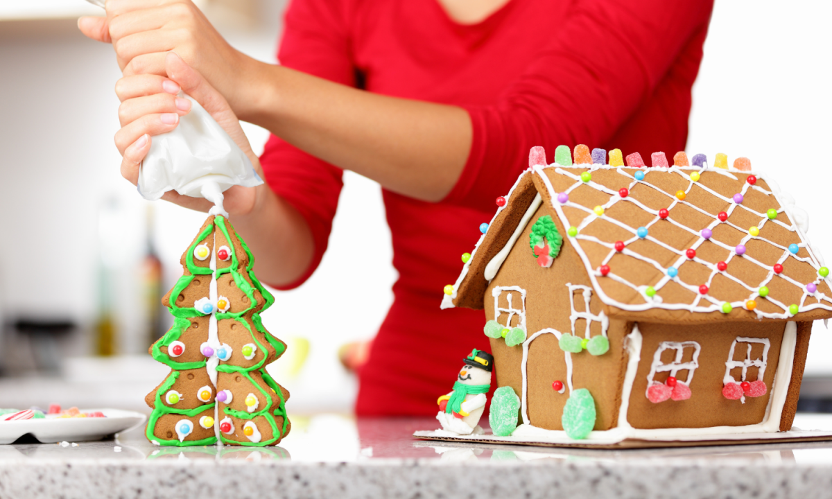 https://www.momtrends.com/.image/t_share/MTkyNTIyMzExMTU5NTIyODUy/gingerbread-house-decorating-playdate.png