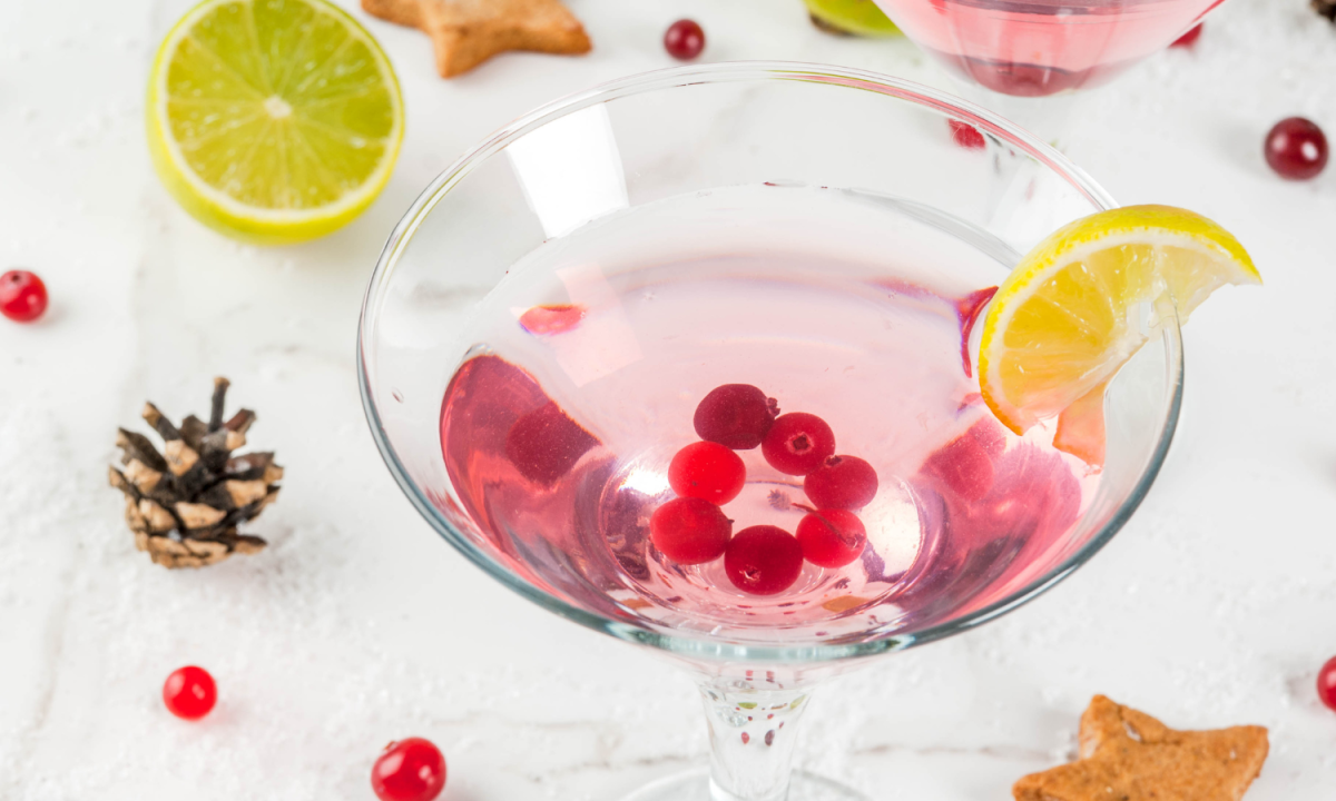 https://www.momtrends.com/.image/t_share/MTkzMzE2Mzc2NTI0MzY3Nzc5/holiday-cranberry-martini.png